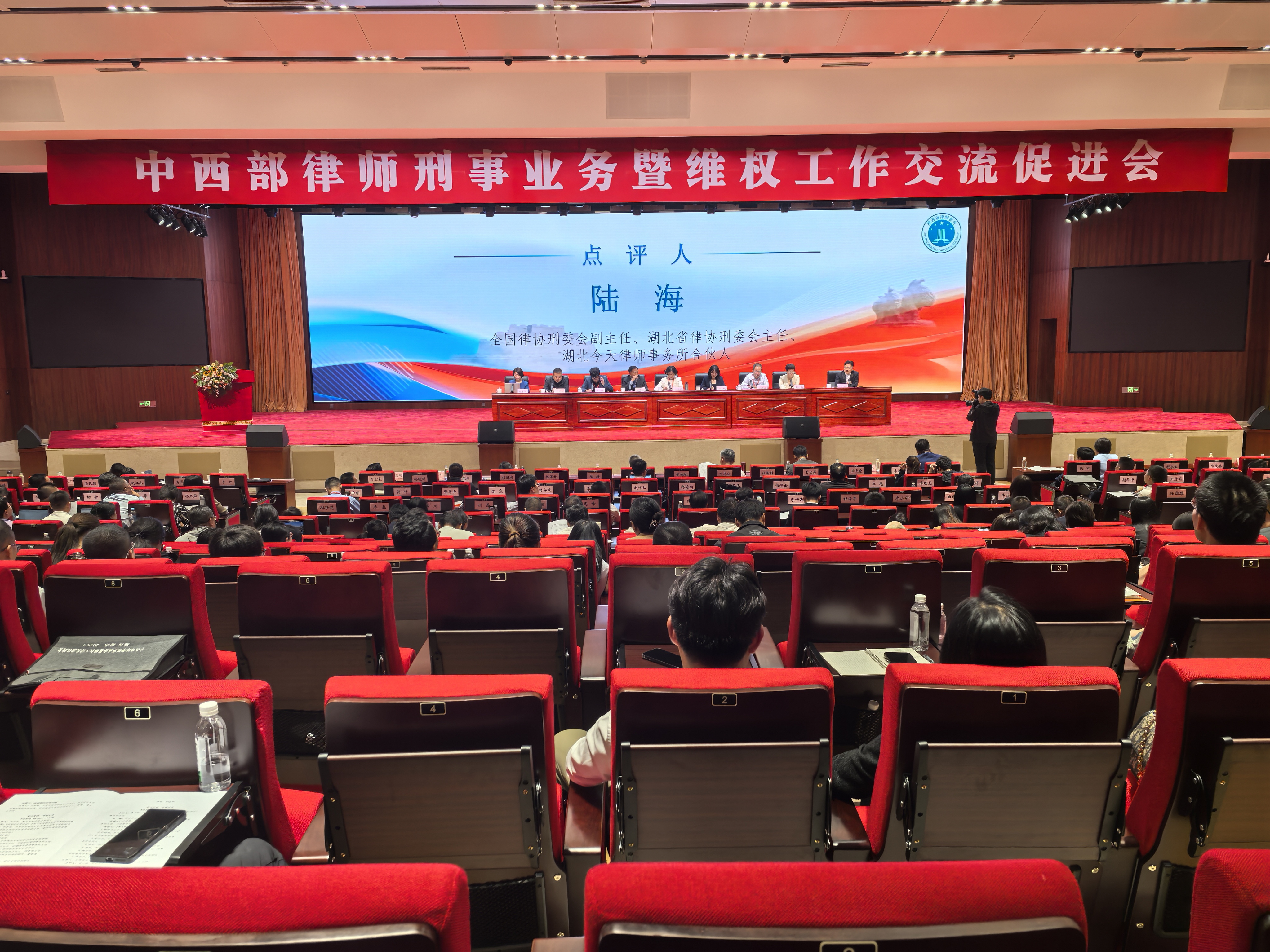 會(huì)議圖片.jpg 會(huì)議圖片.jpg