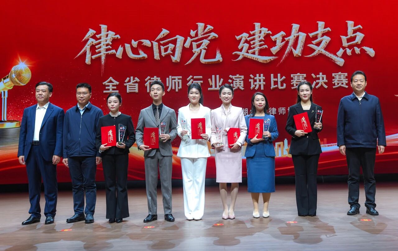 獲獎(jiǎng)合影.jpg 獲獎(jiǎng)合影.jpg